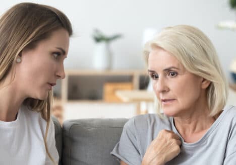 zwei Frauen sitzen zusammen auf einem Spfa