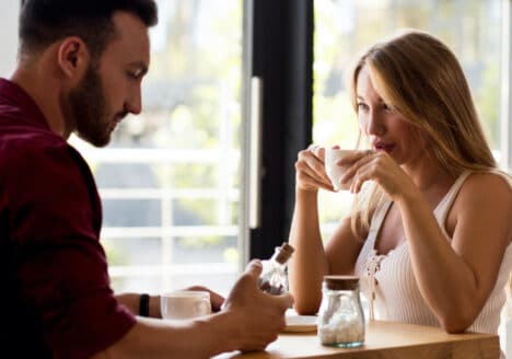 eine Frau und ein Mann sitzen sich bei einem Date im Restaurant gegenüber